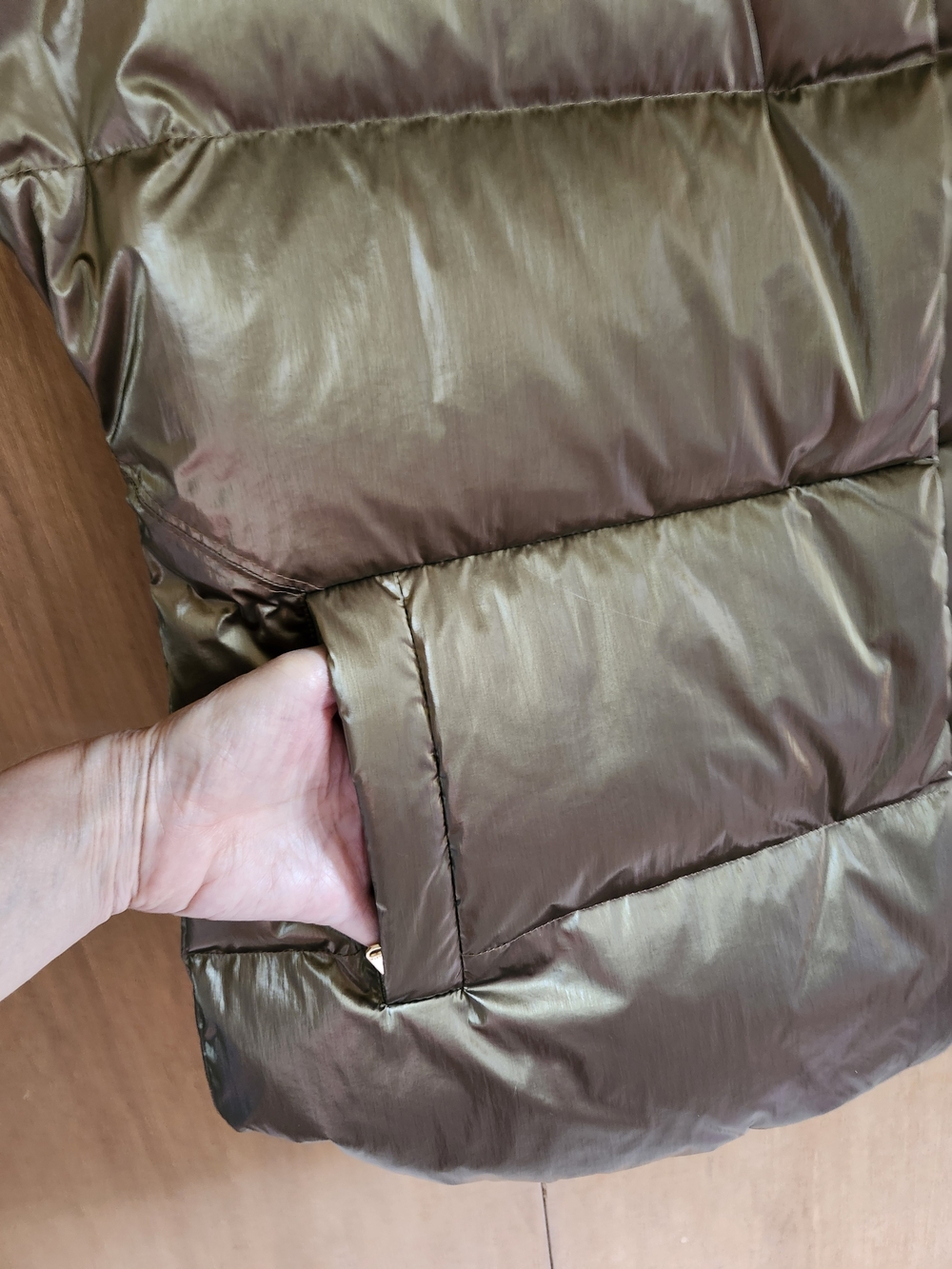 Athleta Metallic Gold/Olive Puffer Vest In LARGE - Picture 4 of 7